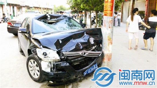 當時男子開著這輛小車到這里，結果遇見警察攔截