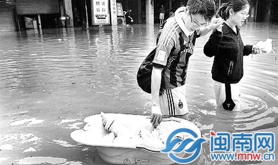 前日，余姚市民錢先生夫婦用澡盆帶著僅三個月大的兒