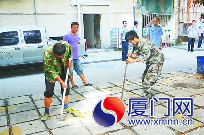 城管拆除私設(shè)的鴿子鎖