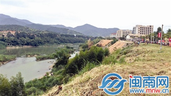 通往事發(fā)地有條土路，周圍沒(méi)有任何警示標(biāo)志
