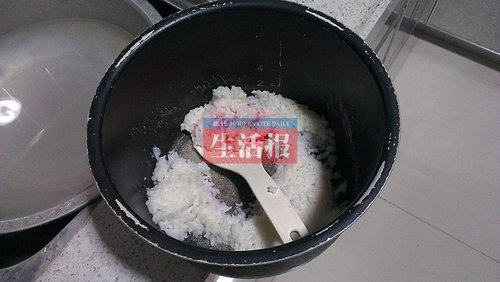 劉女士家的剩飯開始只是出現(xiàn)了一點(diǎn)紅色