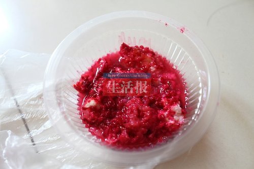 劉女士家的剩飯開始只是出現(xiàn)了一點(diǎn)紅色1