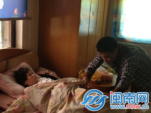 妻子因腦出血致右半身癱瘓，生活起居都需要唐某偉照顧