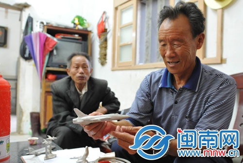 當年打下美國戰(zhàn)機后，士兵們用飛機殘骸制成戰(zhàn)機模型