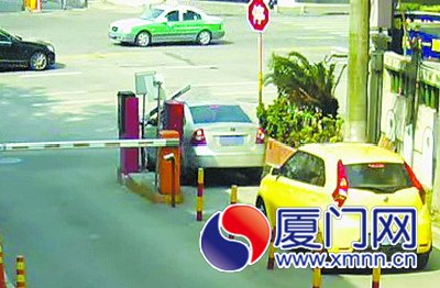 朱某駕車緩緩駛向道閘，硬生生將道閘頂開