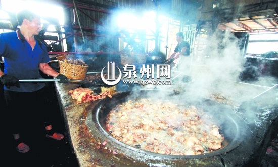 兩名工人圍著四口大鍋煉豬油，現(xiàn)場(chǎng)散發(fā)出陣陣惡臭。