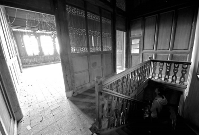 部分建筑地磚松動(dòng)，木頭腐朽斷裂
