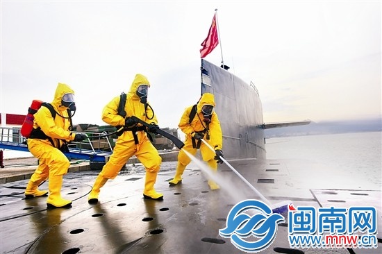 基地官兵進行核沾染洗消訓(xùn)練