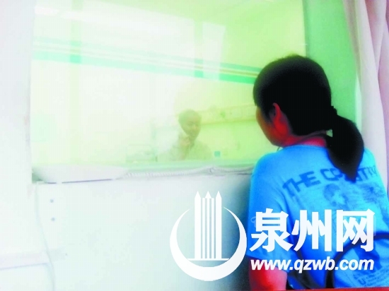 阿琛的母親在探望移植倉(cāng)內(nèi)的他