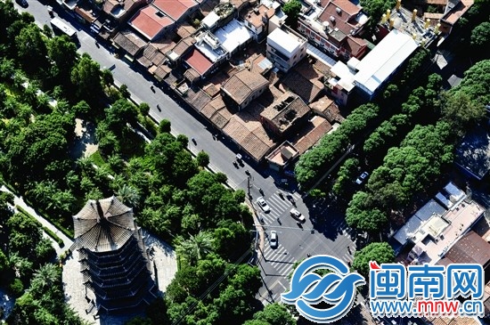 1.遙望西街，西塔如同古城畫卷上的印章般醒目