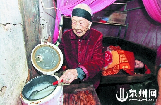 雖已年邁，王算仍每天為臥床的七旬女兒熬粥、擦身，