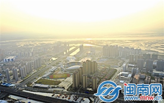 沐浴著晨光，海峽體育中心