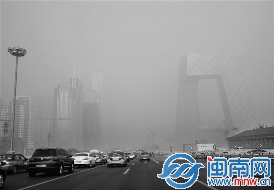 昨日，北京東三環(huán)兩側的建筑隱在霧霾中