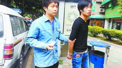 民警帶犯罪嫌疑人指認(rèn)作案現(xiàn)場(chǎng)