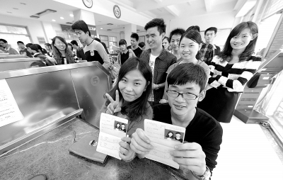 一對新人領到結(jié)婚證成功“脫光”。