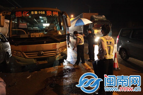 民警正在勘查車(chē)禍現(xiàn)場(chǎng)