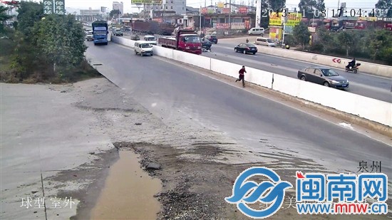 監(jiān)控顯示，丁某撞人后棄車逃跑