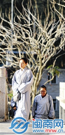 在安靜的寺院里，學(xué)員面露從容