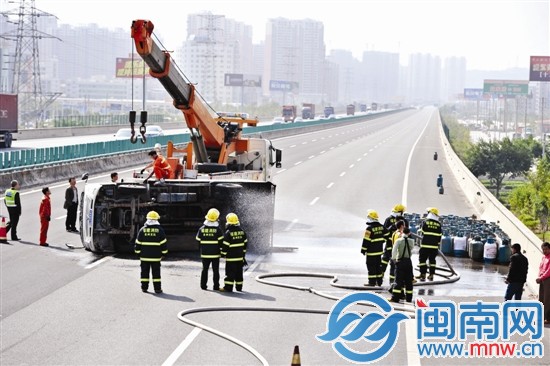 為防止爆炸，消防官兵朝貨車噴水，3個泄漏氣罐被移