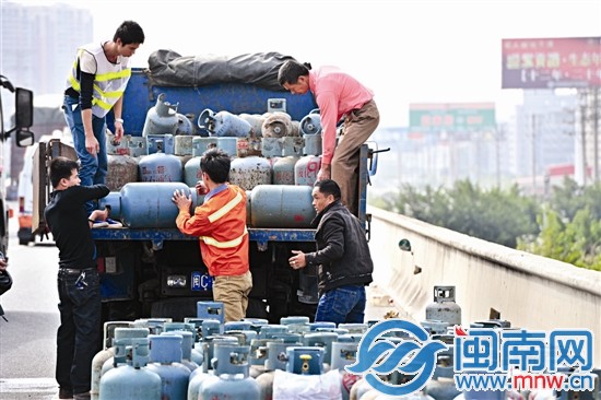 路政部門找來貨車，將液化氣罐運(yùn)走