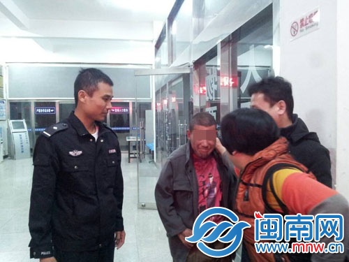 回到母親身邊，張某慎露出開(kāi)心的表情