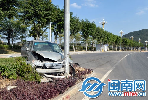 小車車速太快，直接撞上綠化帶