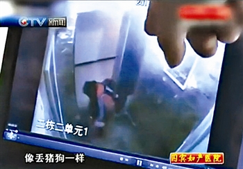 電梯監(jiān)控顯示，小女孩在電梯里摔打男童