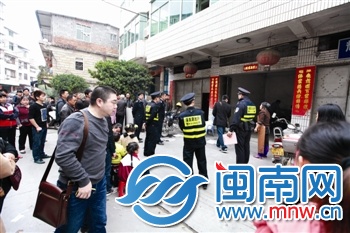 事發(fā)現(xiàn)場，警方正在屋內尸檢