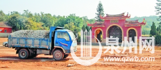 南安市鄭成功陵園大門緊閉，一輛土方車從滿是泥濘的