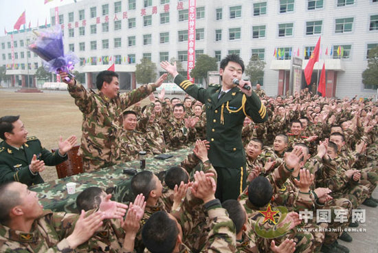 資料圖：中國文藝兵與官兵互