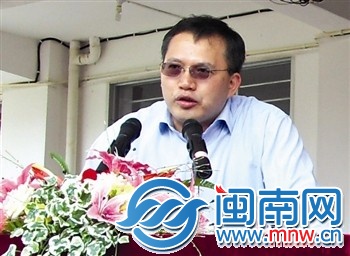 去年5月，李曙峰和弟弟捐資100萬，成立玉振教育基金