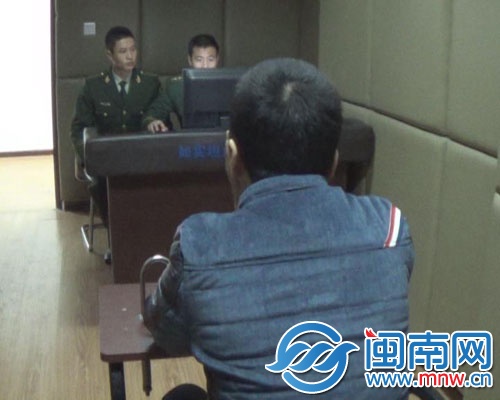 身著男裝、理著板寸頭的小珍，在派出所配合辦案