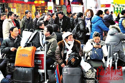 大量旅客滯留在貢嘎機場候機大廳