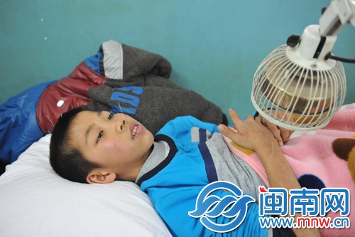 如今，他無法去上學(xué)，每天都要去醫(yī)院針灸
