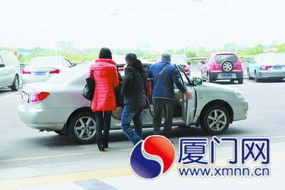 乘客被人拉走，坐上黑車