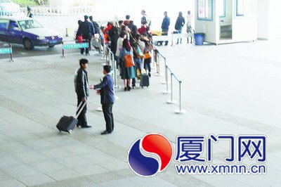 黑衣男子拉客，與正規(guī)出租車爭奪客源
