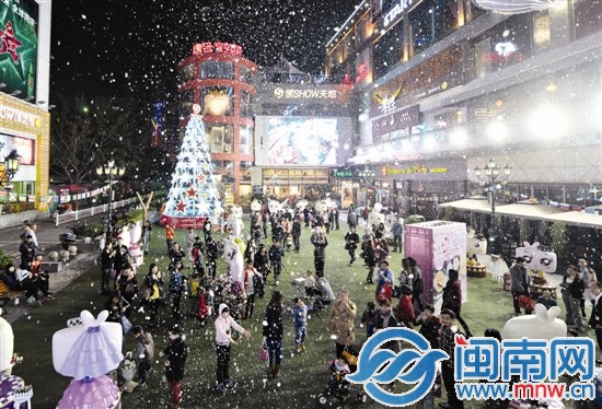 昨晚9點(diǎn)，泉州市區(qū)領(lǐng)秀天地，“人工造雪”吸引很多