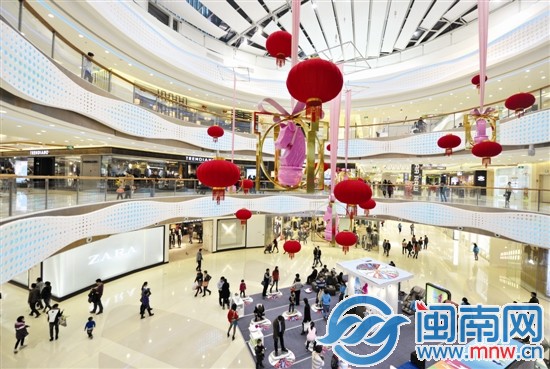 昨晚9點(diǎn)半，泉州市區(qū)萬(wàn)達(dá)廣場(chǎng)，依舊人來人往