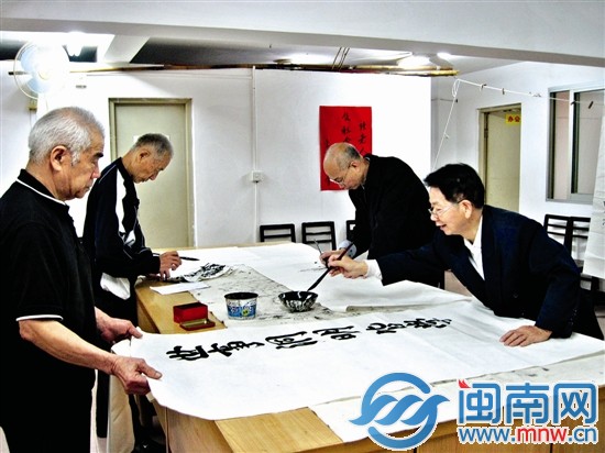 泉州東升社區(qū)的居家養(yǎng)老服務(wù)站內(nèi)設(shè)書(shū)畫(huà)室