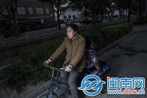 李奶奶每天載著孫子上下學(xué)，兩人相依為命