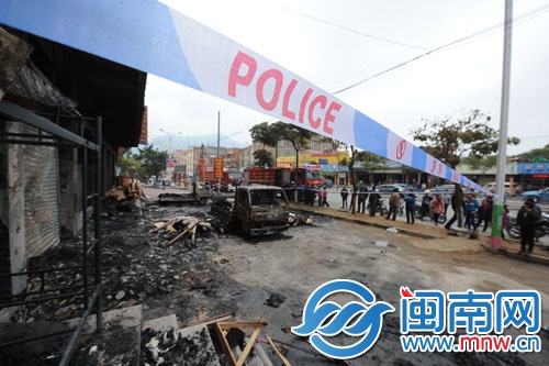 家具城門口，貨車已被燒毀