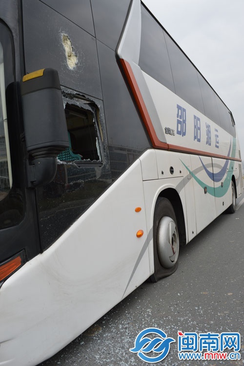 駕駛室車窗被砸碎，輪胎也被戳破