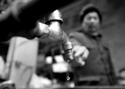 由于管道堵塞，劉老漢家中無(wú)水可用