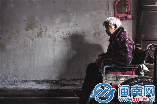 陳磨治坐在輪椅上，常年窩在家中，好希望有人帶她出