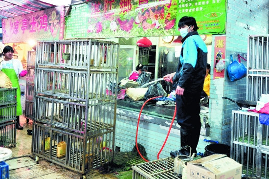 銷售家禽的工作人員對場內(nèi)商鋪及相關(guān)設(shè)施進行全面清