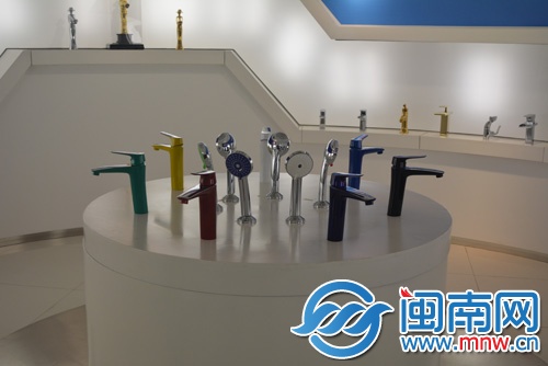 中宇個(gè)性化、多顏色的水龍頭（圖片右上角是“惠安女