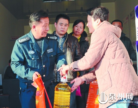 洛江區(qū)總工會為困難職工送食用油等物品