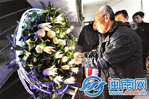 裝好燈泡，牽上燈帶，花燈就做好了