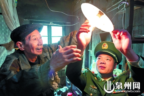 老人家燈泡壞了，邊防民警及時(shí)修好