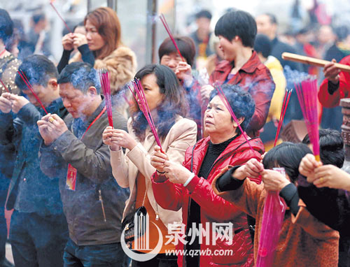 慶典活動(dòng)引來(lái)各地善男信女